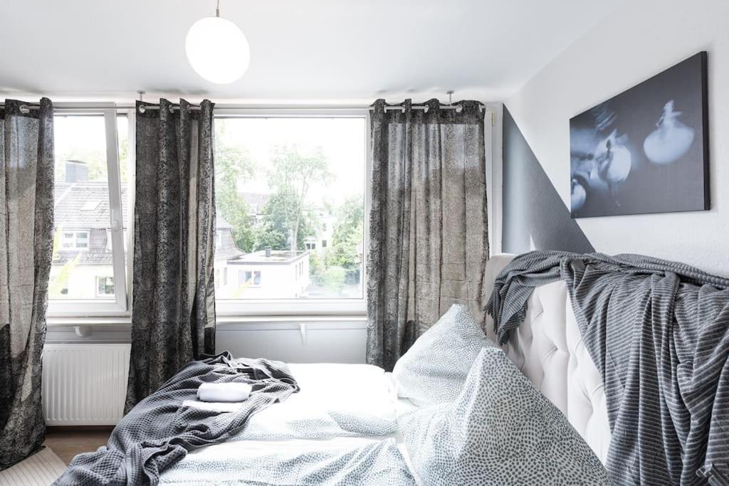 - Cozy Apartment In The Heart Of Duisburg With New York Design & Betten & Sofa - 5 Mins Central Station Hbf - Big Tv & Wifi -- Exterior photo